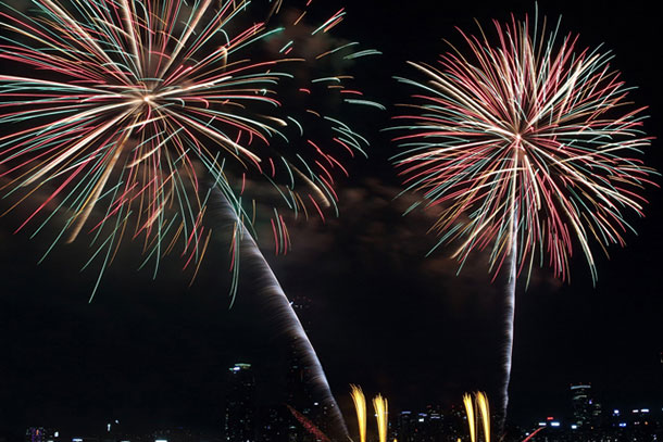 夏の風物詩 花火大会 場所取りのコツとあると便利なものは Domo ドーモプラス